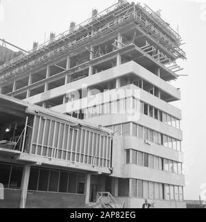 Construction d'une nouvelle zone de circulation à Schiphol, bâtiment extérieur de l'aéroport Date : 2 décembre 1964 lieu : Noord-Holland, Schiphol mots clés : construction, extérieur, zones de circulation Banque D'Images