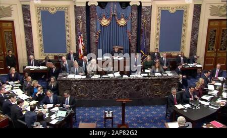 Washington, États-Unis D'Amérique. 21 janvier 2020. Sur cette image de la télévision du Sénat des États-Unis, c'est la scène dans la salle du Sénat américain au cours du débat sur un amendement à la résolution 483 du Sénat américain, lors du procès de destitution du président américain Donald J. Trump au Sénat américain au Capitole américain à Washington, DC mardi, 21 janvier 2020.crédit obligatoire: Télévision du Sénat des États-Unis via CNP | usage international crédit: DPA/Alay Live News Banque D'Images