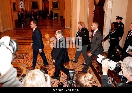 Pékin, États-Unis. 21 janvier 2020. Adam Schiff (1ère L), président du Comité du renseignement de la Chambre des États-Unis, Jerry Nadler (2ème L) et d'autres gestionnaires de la destitution arrivent à la Chambre du Sénat avant le début du procès de destitution du Sénat sur Capitol Hill à Washington, DC, aux États-Unis, le 21 janvier 2020. Le procès de destitution contre le président américain Donald Trump a donné le coup d'envoi mardi au Sénat. Crédit: Ting Shen/Xinhua/Alay Live News Banque D'Images