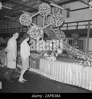 Flower Corso, l'un des showpièces l'Euratom, exécuté en fleurs Date: 3 septembre 1965 mots clés: Flower CORSOS nom De La Personne: Flower Corso, Euratom Banque D'Images