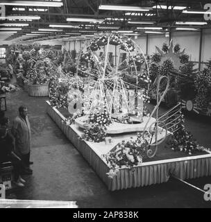 Flower Corso, l'un des showpièces l'Euratom, exécuté en fleurs Date: 3 septembre 1965 mots clés: Flower CORSOS nom De La Personne: Flower Corso, Euratom Banque D'Images