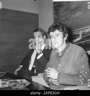 Arrivée Donovan Leitch (chansons folkloriques chanteuses) à Schiph Date: 12 juillet 1965 lieu: Noord-Holland, Schiphol mots clés: Arrivées, chanteurs Nom personnel: Donovan Leitch Banque D'Images