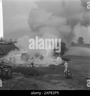Les pompiers ont donné une manifestation selon le système de lumière K violette à Rotterdam pernis Date: 16 septembre 1965 lieu: Pernis, Rotterdam mots clés: Feu, manifestations Banque D'Images
