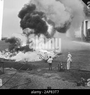 Les pompiers ont donné une manifestation selon le système de lumière K violette à Rotterdam pernis Date: 16 septembre 1965 lieu: Pernis, Rotterdam mots clés: Feu, manifestations Banque D'Images