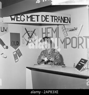 84 e salon des femmes à la Haye Date : 28 septembre 1965 lieu : la Haye, Zuid-Holland mots clés : LALDIESFUNCTIONS Nom de l'institution : Houtrusthallen Banque D'Images