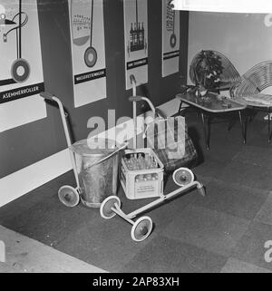 84 e salon des femmes à la Haye, une nouvelle voiturette à diverses fins Date: 28 septembre 1965 lieu: La Haye, Zuid-Holland mots clés: LALIESBURKS Nom de l'institution: Wtrusoothallen Banque D'Images