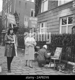 Manifestants devant le consulat américain d'Amsterdam (contre la politique du Vietnam) Date : 29 septembre 1965 lieu : Amsterdam, Noord-Holland mots clés : signes, consulats, manifestants Banque D'Images