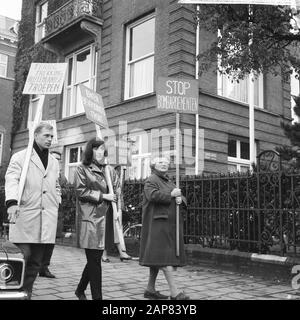Manifestants devant le consulat américain d'Amsterdam (contre la politique du Vietnam) Date : 29 septembre 1965 lieu : Amsterdam, Noord-Holland mots clés : signes, consulats, manifestants Banque D'Images