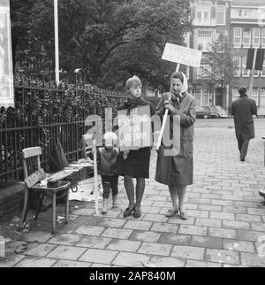 Manifestants devant le consulat américain d'Amsterdam (contre la politique du Vietnam) Date : 29 septembre 1965 lieu : Amsterdam, Noord-Holland mots clés : signes, consulats, manifestants Banque D'Images