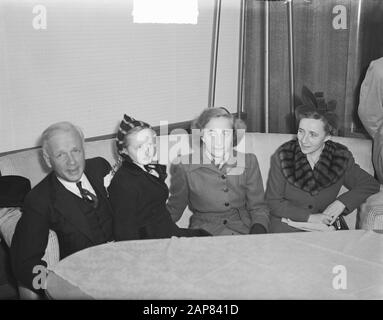 Arrivée au maire d'Ailly de Schiphol de Westindie avec femme et 2 enfants au restaurant Date: 29 octobre 1949 lieu: Amsterdam, Noord-Holland mots clés: Arrivées, enfants, WOEDEN, restaurants Nom du personnage: Maire d'Ailly Nom de l'établissement: Schiphol Banque D'Images