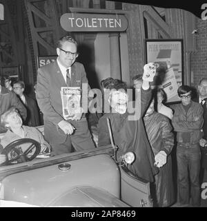 Arrivée Forrest Ackerman à la gare centrale (agent littéraire) parmi deux monstres Forres Ackerman (titre) Date: 10 août 1965 mots clés: Monstres, arrivées, agents Nom personnel: Forrest Ackerman Banque D'Images