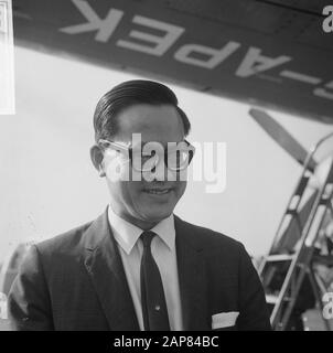 Arrivée du ministre de la Santé de Singapour M. Yong Nyuk lin à Schiphol Description: Arrivée et départ, ministres, relations internationales, portrait, visites, Yong Nyuk lin Date: 18 octobre 1965 lieu: Noord-Holland, mots clés: Arrivée et départ, visites, relations internationales, ministres, Schiphol Nom personnel: Yong Nyuk lin Banque D'Images