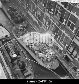 Marque à l'usine de peinture de Vettewinkel sur le Prins Hendrikkade à Amsterdam Description: Spray incendie dirigé vers la construction de l'usine de peinture à partir d'un bateau-feu Date: 6 novembre 1965 lieu: Amsterdam, Noord-Holland mots clés: Extincteurs, feux, canaux Banque D'Images