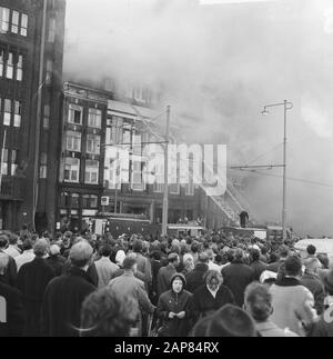 Marque à l'usine de peinture de Vettewinkel au Prins Hendrikkade à Amsterdam Description: Feux, extincteurs, fumée, échelles, public, façades Date: 6 novembre 1965 lieu: Amsterdam, Noord-Holland mots clés: Extincteurs, feux, façades, échelles, public, fumée Banque D'Images