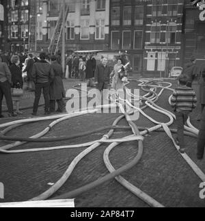 Marque à l'usine de peinture de Vettewinkel à la Prins Hendrikkade à Amsterdam Description: Serpents de feu qui se dressent de l'autre côté de la rue; garçon marchant sur l'un des tuyaux d'incendie Date: 6 novembre 1965 lieu: Amsterdam, Noord-Holland mots clés: Extincteurs, feux, enfants, public, jouer Banque D'Images