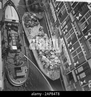 Marque à l'usine de peinture de Vettewinkel sur le Prins Hendrikkade à Amsterdam Description: Spray incendie dirigé vers la construction de l'usine de peinture à partir d'un bateau-feu Date: 6 novembre 1965 lieu: Amsterdam, Noord-Holland mots clés: Extincteurs, feux, canaux Banque D'Images