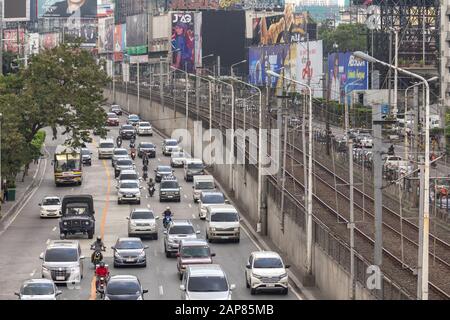 Manille, Philippines - 20 janvier 2020: Trafic lourd, de nombreuses voitures sur la route De L'Edsa en heure de pointe Banque D'Images