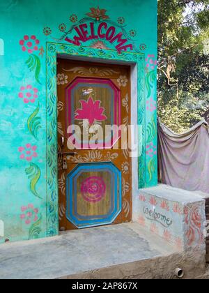 Un beau, lumineux, coloré, nouvellement peint signe de bienvenue d'une entrée de maison. À Allabad, Uttar Pradesh, Inde. Banque D'Images