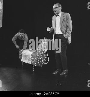 DAS Kommödchen (compagnie allemande de cabaret de Düsseldorf) aux Pays-Bas, Vielhaber (kop) Date: 26 mai 1966 mots clés: Cabaret, cabaret, cabarets, portraits Nom personnel: Vielhaber, Werner Banque D'Images