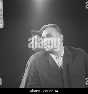 DAS Kommödchen (compagnie allemande de cabaret de Düsseldorf) aux Pays-Bas, Karl Heinz Gerdesmann et Ernst Hilbich Date : 26 mai 1966 lieu : Pays-Bas mots clés : cabaret, cabaret, cabaretiers, portraits Nom personnel : Gerdesmann, Karl Heinz, Hilbich, Ernst H. Banque D'Images