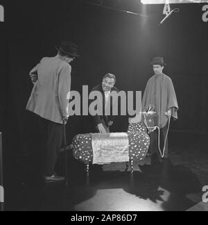 DAS Kommödchen (compagnie allemande de cabaret de Düsseldorf) aux Pays-Bas, Werner Vielhaber (à gauche) et Ernst Hilbich et Gerdesmann (au milieu) en scène pendant l'enregistrement de la télévision Date: 26 mai 1966 lieu: Pays-Bas mots clés: Cabaret, cabarets, portraits Nom personnel: Gerdesmann, Karl Heinz, Hilbich, Ernst, Vielhaber, Werner Banque D'Images