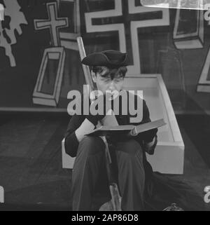 DAS Kommödchen (compagnie allemande de cabaret de Düsseldorf) aux Pays-Bas, Ernst H. Hilbich Date : 26 mai 1966 lieu : Pays-Bas mots clés : cabaret, entreprises de cabaret, nom du cabaret : Hilbich, Ernst H. Banque D'Images