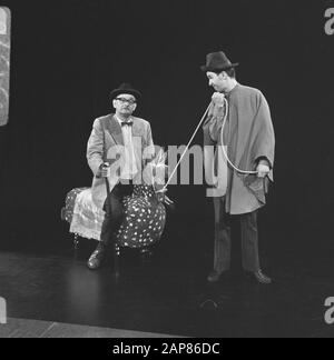 DAS Kommodchen (compagnie allemande de cabaret de Düsseldorf) aux Pays-Bas, Werner Vielhaber (à gauche) et Ernst Hilbich en scène pendant l'enregistrement à la télévision Date: 26 mai 1966 mots clés: Cabaret, cabaret, cabarets, portraits Nom personnel: Hilbich, Ernst, Vielhaber, Werner Banque D'Images