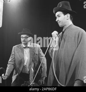DAS Kommödchen (compagnie allemande de cabaret de Düsseldorf) aux Pays-Bas, Werner Vielhaber (à gauche) et Ernst Hilbich en scène pendant l'enregistrement de la télévision Date : 26 mai 1966 mots clés : cabaret, entreprises de cabaret, cabarets Nom personnel : Hilbich, Ernst H., Vielhaber, Werner Banque D'Images