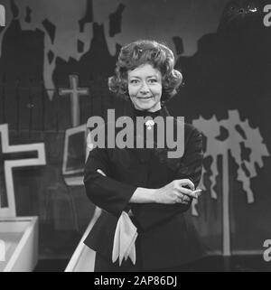 DAS Kommödchen (compagnie allemande de cabaret de Düsseldorf) aux Pays-Bas, Lore Lorentz pendant l'enregistrement de la télévision Date: 26 mai 1966 mots clés: Cabaret, cabaret, cabarets Nom personnel: Lorentz, Lore Banque D'Images