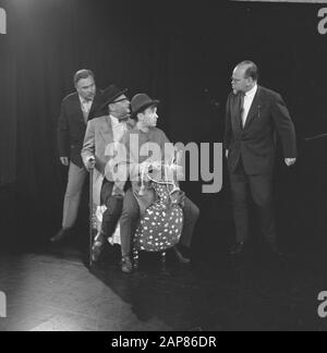 DAS Kommödchen (compagnie allemande de cabaret de Düsseldorf) aux Pays-Bas, v. Gerdesmann, Vielhaber, Hilbich et Lorentz Date : 26 mai 1966 mots clés : cabaret, cabaret entreprises, cabarets Nom personnel : Gerdesmann, Karl Heinz, Hilbich, Ernst, Lorentz Kaye, Vielhaber, Werner Banque D'Images