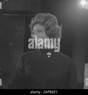 DAS Kommödchen (compagnie allemande de cabaret de Düsseldorf) aux Pays-Bas, Lore Lorentz pendant l'enregistrement de la télévision Date: 26 mai 1966 mots clés: Cabaret, cabaret, cabarets Nom personnel: Lorentz, Lore Banque D'Images