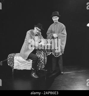 DAS Kommödchen (compagnie allemande de cabaret de Düsseldorf) aux Pays-Bas, Werner Vielhaber (à gauche) et Ernst Hilbich en scène pendant l'enregistrement de la télévision Date : 26 mai 1966 mots clés : cabaret, entreprises de cabaret, cabarets Nom personnel : Hilbich, Ernst H., Vielhaber, Werner Banque D'Images