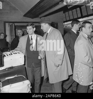 Arrivée équipe de football allemande à Rotterdam CS Date : 22 mars 1966 lieu : Rotterdam, Zuid-Holland mots clés : arrivées Banque D'Images