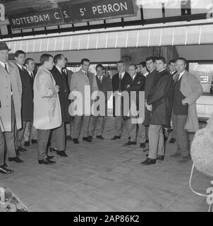 Arrivée équipe de football allemande à Rotterdam CS Date : 22 mars 1966 lieu : Rotterdam, Zuid-Holland mots clés : arrivées Banque D'Images