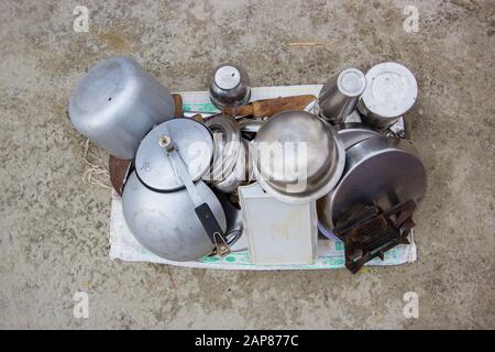 Il suffit de laver, de nettoyer les plats et les casseroles soigneusement empilés sur une serviette. Au festival de pèlerinage hindou Kumbh Mela à Alahabad, Uttar Pradesh, Inde. Banque D'Images