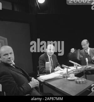 Débat drs. Den Uyl en drs. Schmelzer pour AVRO-TV Date: 20 janvier 1967 mots clés: Débats Nom personnel: DRS. Den Uyl Banque D'Images