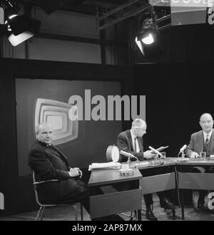 Débat drs. Den Uyl en drs. Schmelzer pour AVRO-TV Date: 20 janvier 1967 mots clés: Débats Nom personnel: DRS. Den Uyl Banque D'Images