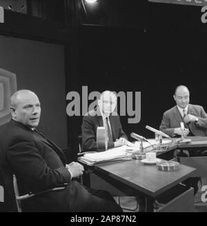 Débat drs. Den Uyl en drs. Schmelzer pour AVRO-TV, dirigé par drs. Hogendijk Date: 20 Janvier 1967 Mots Clés: Débats, Pipes Nom Personnel: Drs. Den Uyl Banque D'Images