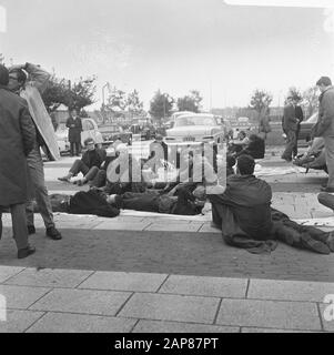 Manifestation étudiante sur allocation d'études, défilé d'Amsterdam à la Haye Description: Les étudiants fatigués prennent une pause à Leiden Date: 28 septembre 1966 lieu: Leiden, Zuid-Holland mots clés: Démonstrations, étudiants Banque D'Images