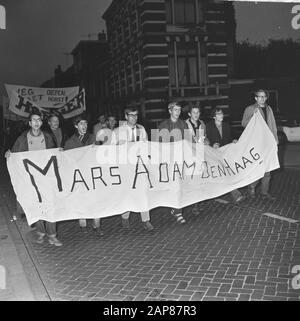 Manifestation étudiante sur allocation d'études, défilé d'Amsterdam à la Haye Description: Les étudiants marchent à travers Leiderdorp Date: 28 septembre 1966 lieu: Leiderdorp, Zuid-Holland mots clés: Manifestations, protestations, bannières, étudiants Banque D'Images