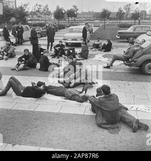 Manifestation étudiante sur allocation d'études, défilé d'Amsterdam à la Haye Description: Les étudiants fatigués prennent une pause à Leiden Date: 28 septembre 1966 lieu: Leiden, Zuid-Holland mots clés: Démonstrations, étudiants Banque D'Images