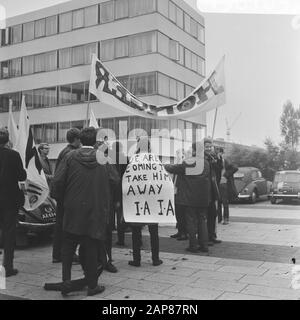 Manifestation étudiante sur allocation d'études, défilé d'Amsterdam à la Haye Description: Les étudiants arrivent à Leiden Date: 28 septembre 1966 lieu: Leiden, Zuid-Holland mots clés: Manifestations, visites de protestation, bannières, étudiants Banque D'Images