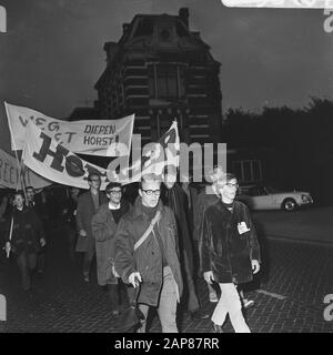 Manifestation étudiante sur allocation d'études, défilé d'Amsterdam à la Haye Description: Les étudiants arive à Leiderdorp Date: 28 septembre 1966 lieu: Leiderdorp, Zuid-Holland mots clés: Manifestations, protestations, bannières, étudiants Banque D'Images