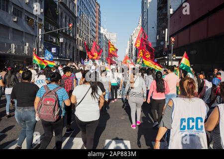 Buenos Aires, Argentine- 9 novembre 2019: Des manifestants marchent en faveur du président Evo Morales et condamnent le coup d'État en Bolivie. Banque D'Images