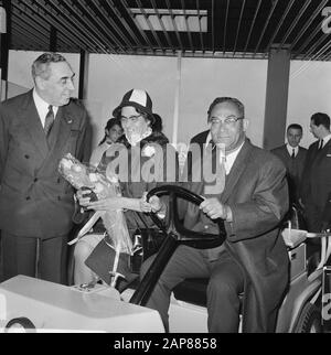 Arrivée dr. J. H. E. Ferrier, gouverneur du Suriname Schiphol. J. H. E. Ferrier Annotation: Le secrétaire d'État gauche M.J. Keyzer Date: 6 Mars 1968 Lieu: Noord-Holland, Schiphol Mots Clés: Arrivées, Gouverneurs Nom Personnel: Ferrier, Johan, Keyzer, M.j. (politicien) Banque D'Images