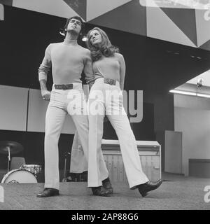 24ème salon de mode pour Homme à RAI, Amsterdam: Homme et femme avec le même pantalon et maillot de B. Zuiderveen Date: 1er septembre 1969 lieu: Amsterdam, Noord-Holland mots clés: Mode, foires Nom personnel: B. Zuiderveen Nom de l'institution: RAI Banque D'Images