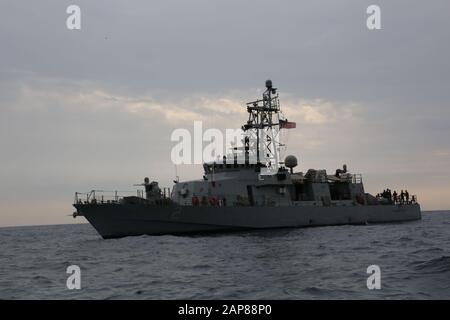 200109-A-BP481-1219 GOLFE ARABIQUE (JANV 9, 2020) le navire de patrouille côtière USS Tempest (CP 2) patrouille les eaux du golfe Arabique pour promouvoir la liberté de commerce. Tempest est déployé dans la 5ème zone d'opérations de la flotte des États-Unis à l'appui des opérations navales pour assurer la stabilité et la sécurité maritimes dans la région centrale, reliant la Méditerranée et le Pacifique à travers l'océan Indien occidental et trois points stratégiques de starter. (ÉTATS-UNIS Photo de l'armée par Sgt. Brandon Franklin) Banque D'Images