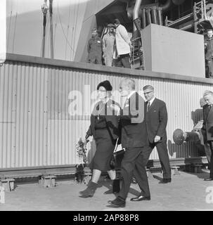 Visite de travail de la reine Juliana dans la zone portuaire de Rotterdam Description: Visualisation des installations portuaires Date: 28 octobre 1966 lieu: Rotterdam, Hollande-Méridionale mots clés: Ports, visites royales Nom personnel: Juliana (Reine Pays-Bas) Banque D'Images