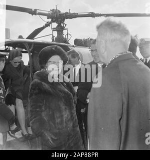 Visite de travail de la reine Juliana dans la zone portuaire de Rotterdam Description: Arrivée de la reine Juliana en hélicoptère à Rozenburg Date: 28 octobre 1966 lieu: Rozenburg, Zuid-Holland mots clés: Arrivée et départ , visites, reines Nom personnel: Juliana (Reine Pays-Bas) Banque D'Images