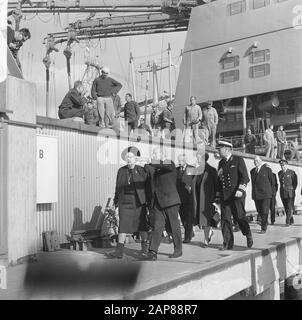 Visite de travail de la reine Juliana dans la zone portuaire de Rotterdam Description: Visualisation des installations portuaires Date: 28 octobre 1966 lieu: Rotterdam, Hollande-Méridionale mots clés: Ports, visites royales Nom personnel: Juliana (Reine Pays-Bas) Banque D'Images